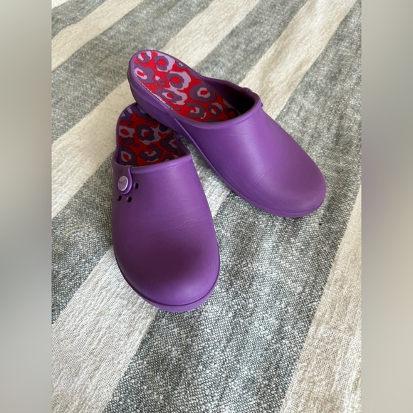 Purple Crocs SZ 10 Slip on Clogs shoes Purple/Red Cheetah Print inside - Picture 2 of 8